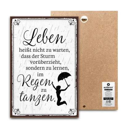 schild-mit-spruch-leben-heisst-tanzen-im-regen