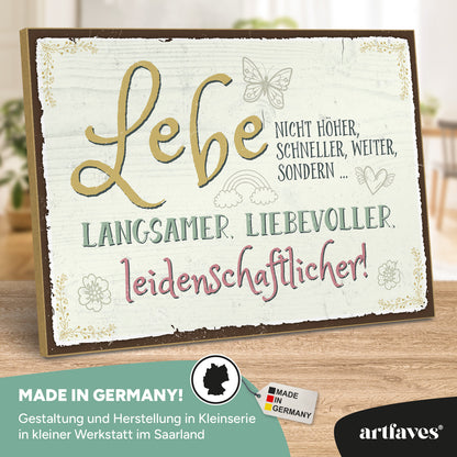 schild-mit-spruch-lebe-nicht-hoeher-schneller-weiter