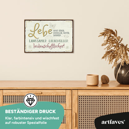 schild-mit-spruch-lebe-nicht-hoeher-schneller-weiter