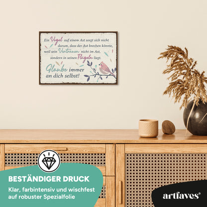 schild-mit-spruch-ein-vogel-auf-einem-ast