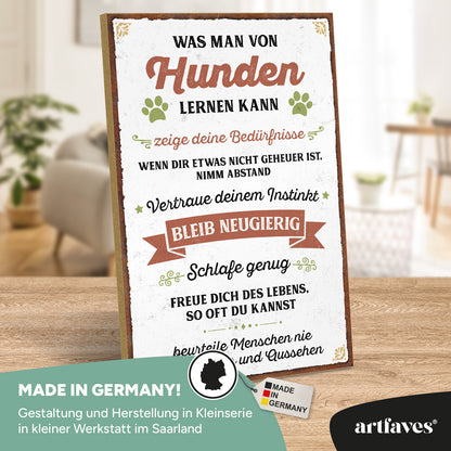 schild-mit-spruch-was-man-von-hunden-lernen-kann