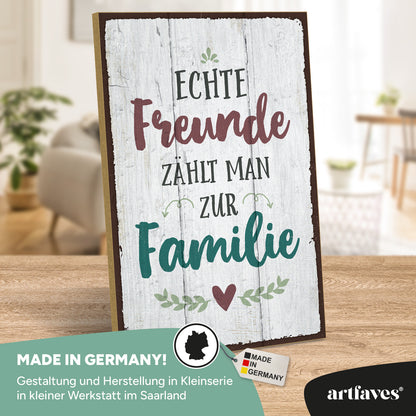 schild-mit-spruch-echte-freunde-zählt-man-zur-familie