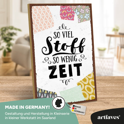 schild-mit-spruch-so-viel-stoff-so-wenig-zeit