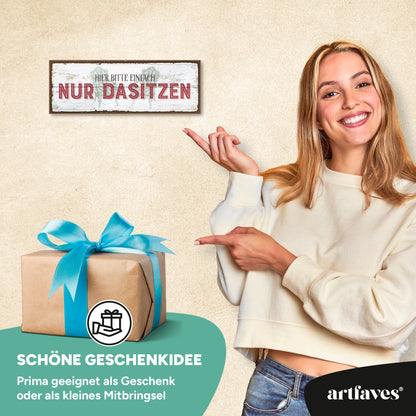 schild-mit-spruch-hier-bitte-einfach-nur-dasitzen