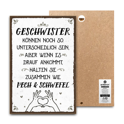 schild-mit-spruch-geschwister-halten-zusammen