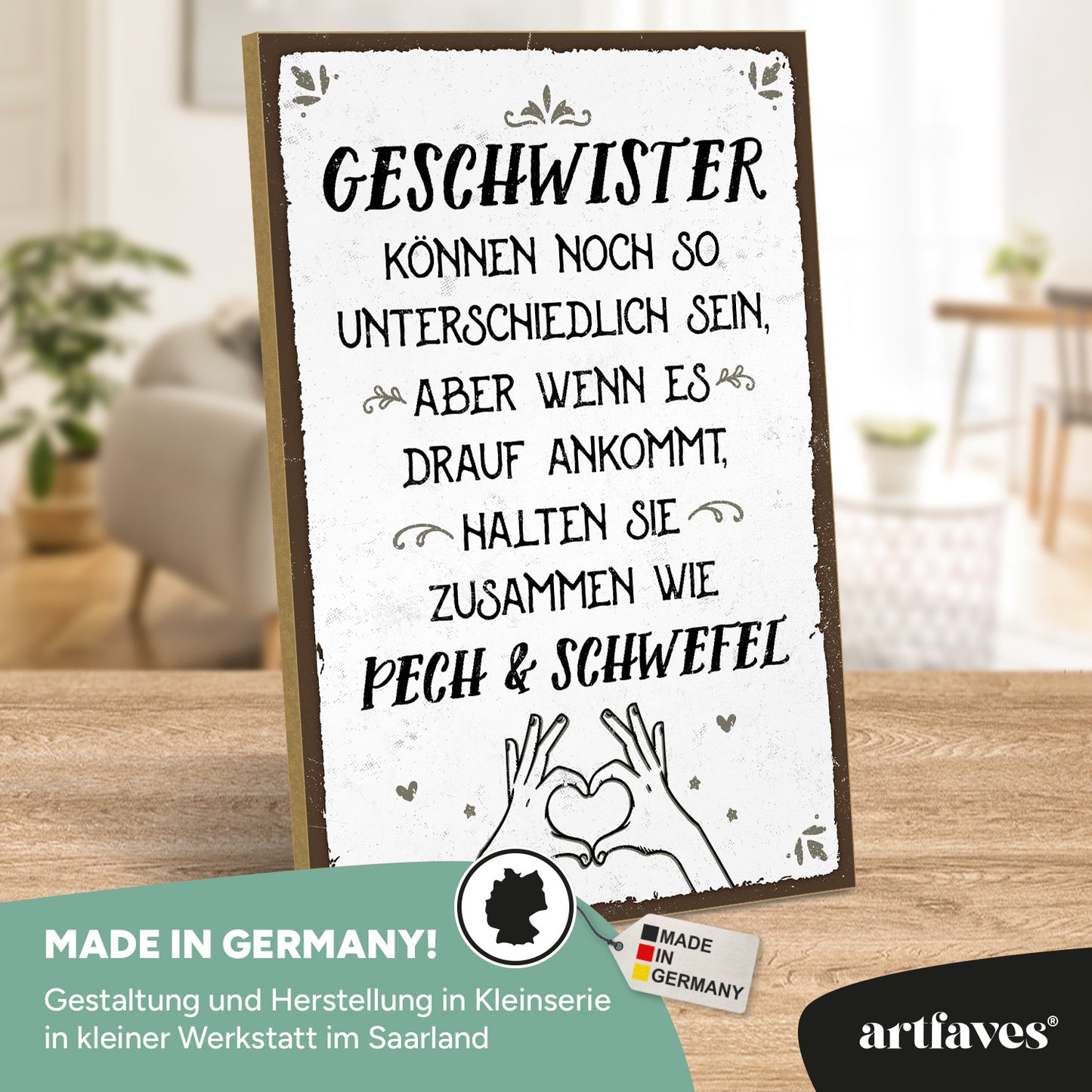 schild-mit-spruch-geschwister-halten-zusammen