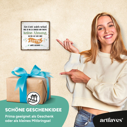 schild-mit-spruch-als-gott-mich-schuf-fing-er-an-zu-grinsen