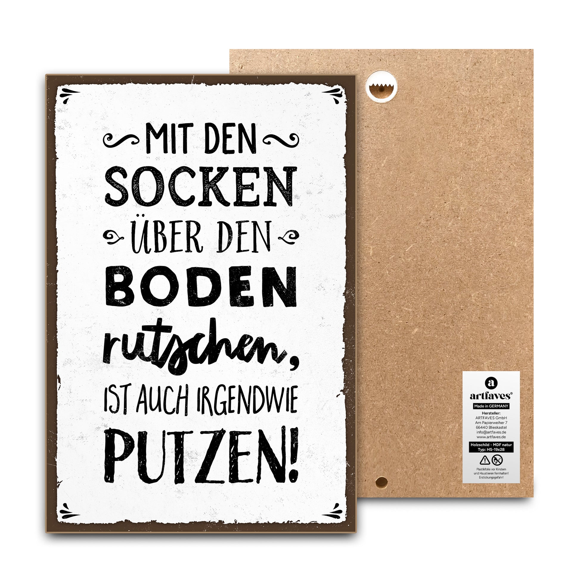 schild-mit-spruch-mit-socken-ueber-den-boden-rutschen