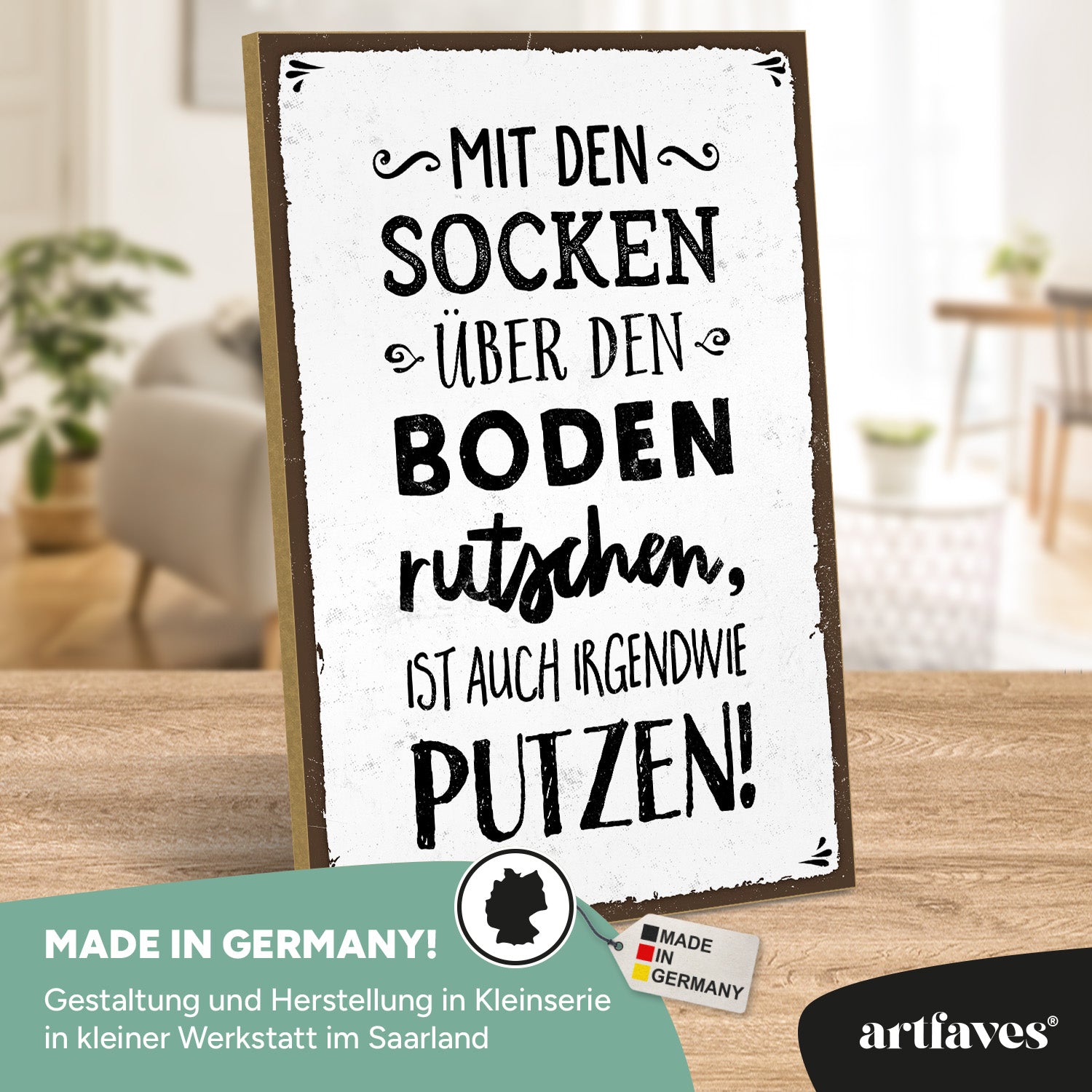 schild-mit-spruch-mit-socken-ueber-den-boden-rutschen