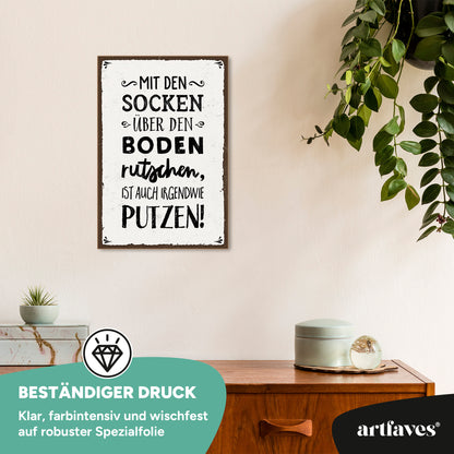 schild-mit-spruch-mit-socken-ueber-den-boden-rutschen