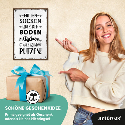 schild-mit-spruch-mit-socken-ueber-den-boden-rutschen