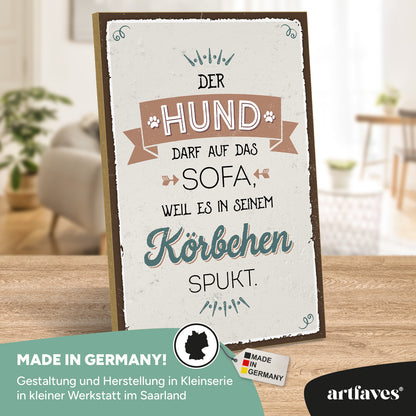 schild-mit-spruch-im-hundekoerbchen-spukt-es