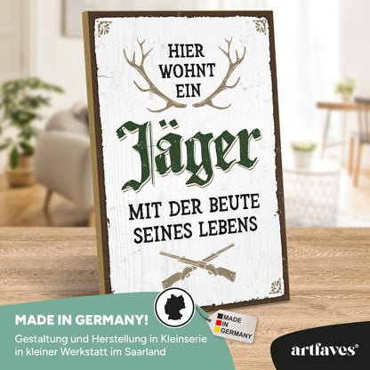 schild-mit-spruch-hier-wohnt-ein-jaeger