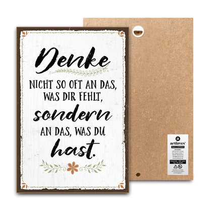 schild-mit-spruch-denke-an-das-was-du-hast