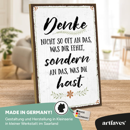 schild-mit-spruch-denke-an-das-was-du-hast