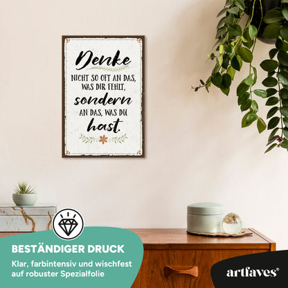 schild-mit-spruch-denke-an-das-was-du-hast