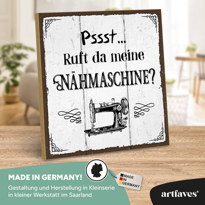 schild-mit-spruch-ruft-da-meine-naehmaschine?