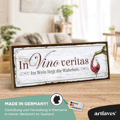 schild-mit-spruch-in-vino-veritas-im-wein-liegt-die-kraft