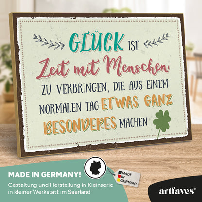 schild-mit-spruch-glück-zeit-mit-menschen