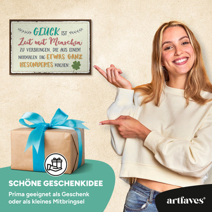 schild-mit-spruch-glück-zeit-mit-menschen