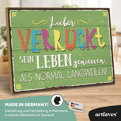 schild-mit-spruch-lieber-verrueckt-sein-leben-geniessen