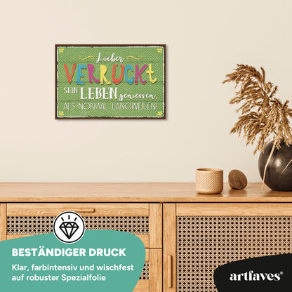 schild-mit-spruch-lieber-verrueckt-sein-leben-geniessen