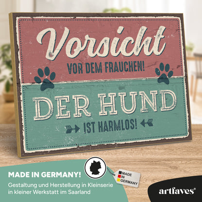 schild-mit-spruch-vorsicht-vor-dem-frauchen