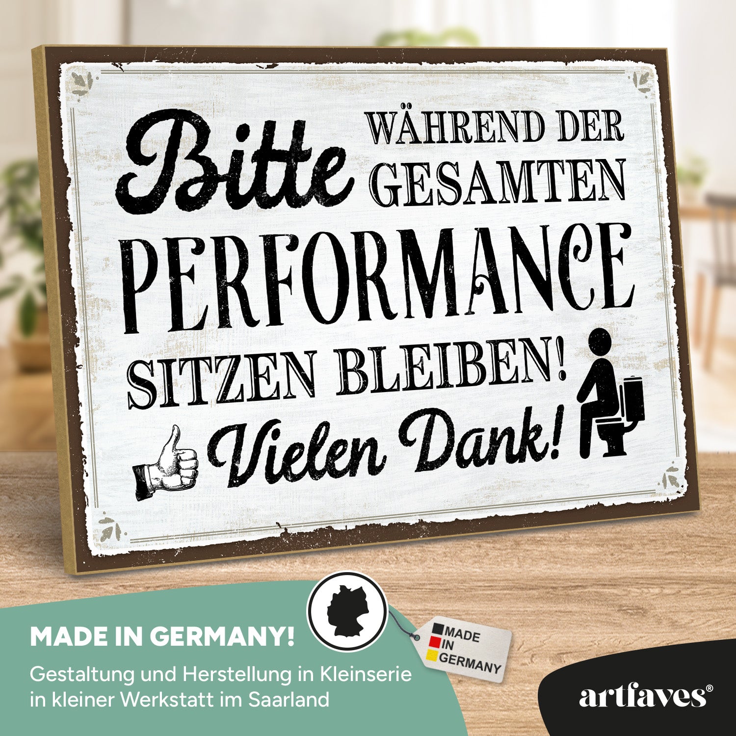 schild-mit-spruch-bitte-waehrend-der-gesamten-performance-sitzen-bleiben