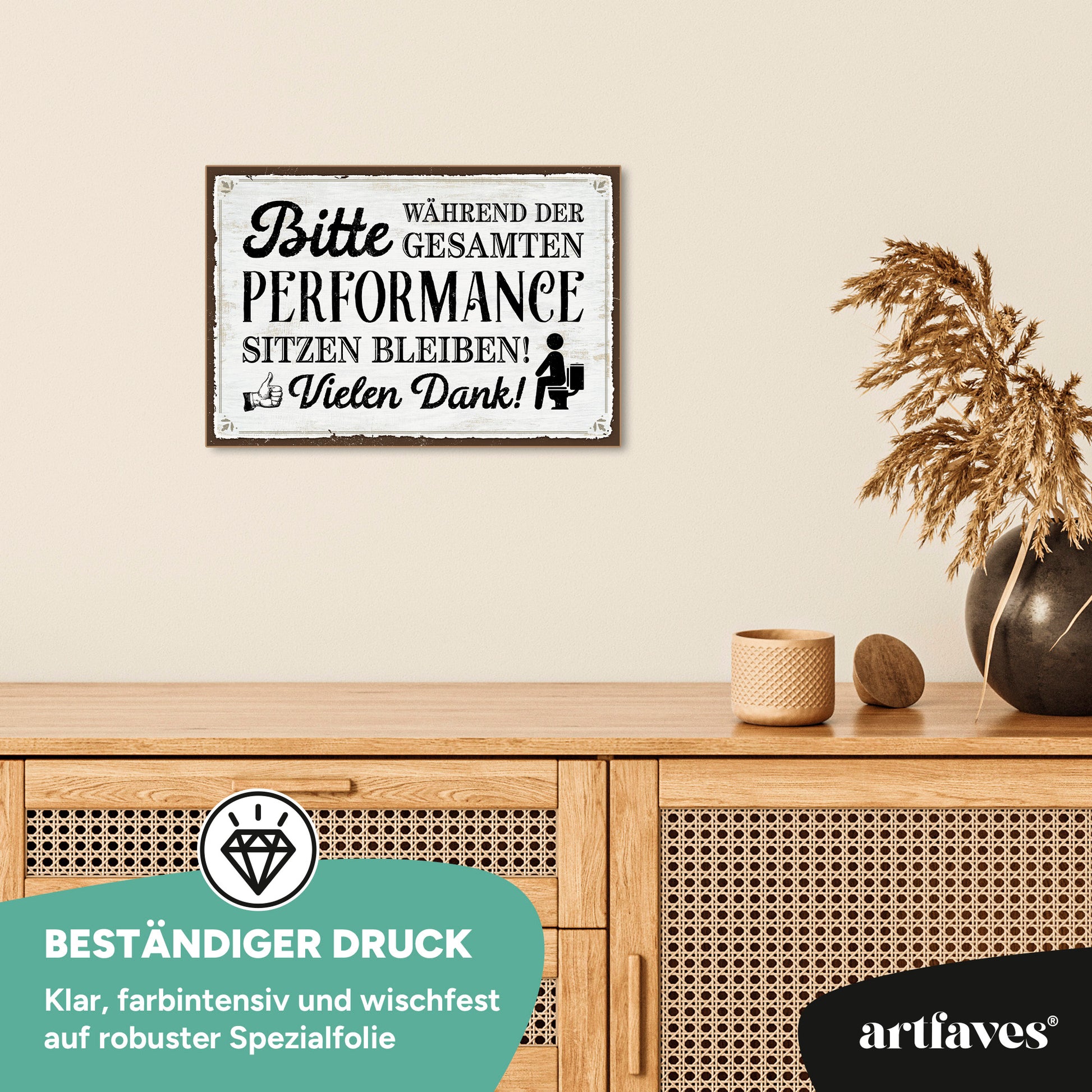 schild-mit-spruch-bitte-waehrend-der-gesamten-performance-sitzen-bleiben