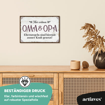 schild-mit-spruch-hier-wohnen-oma-und-opa