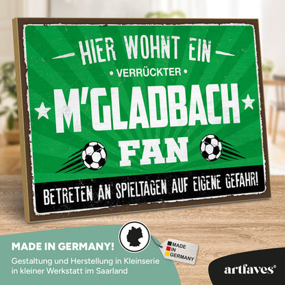 schild-mit-spruch-hier-wohnt-ein-verrueckter-gladbach-fan