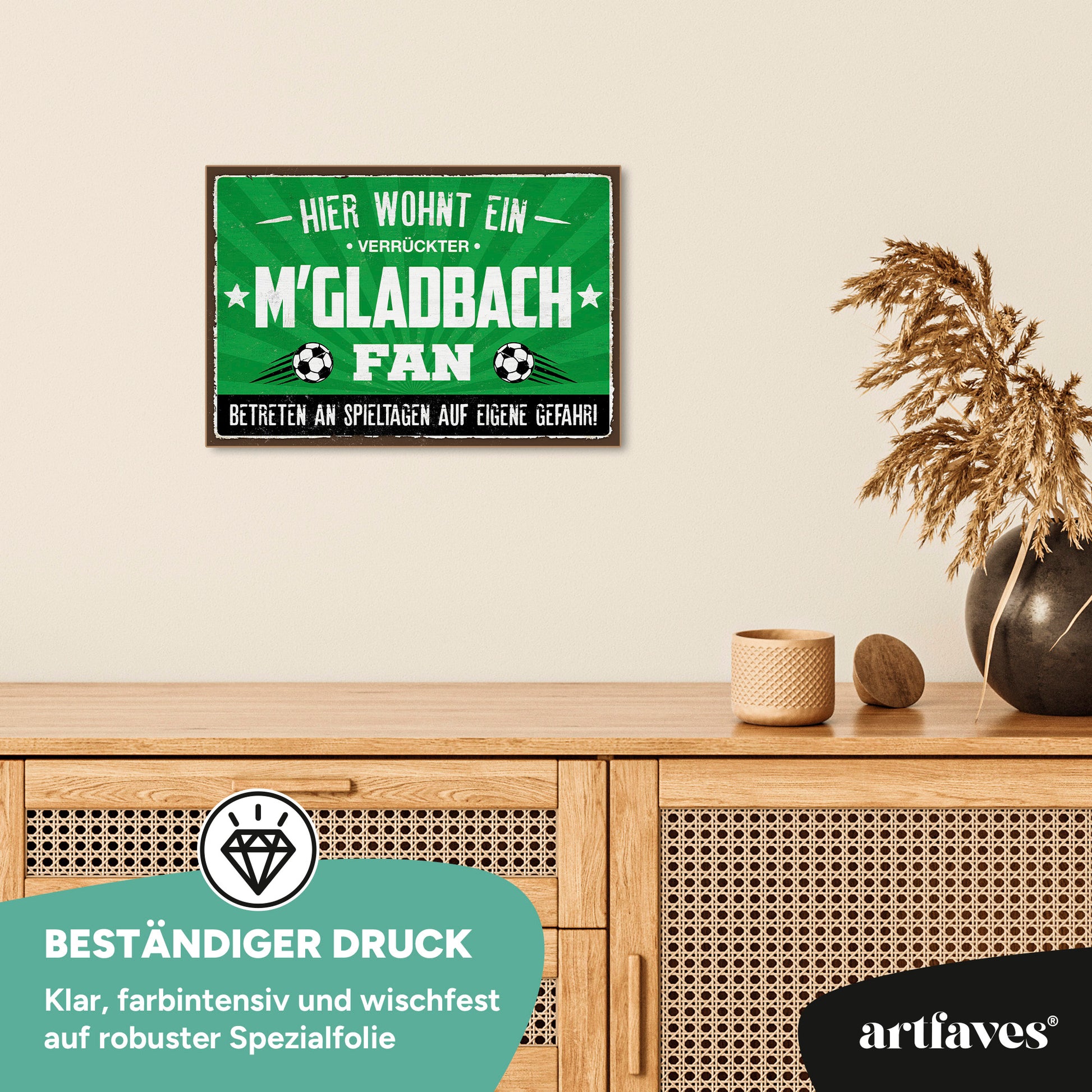 schild-mit-spruch-hier-wohnt-ein-verrueckter-gladbach-fan