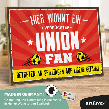 schild-mit-spruch-hier-wohnt-ein-verrueckter-union-fan