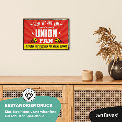 schild-mit-spruch-hier-wohnt-ein-verrueckter-union-fan