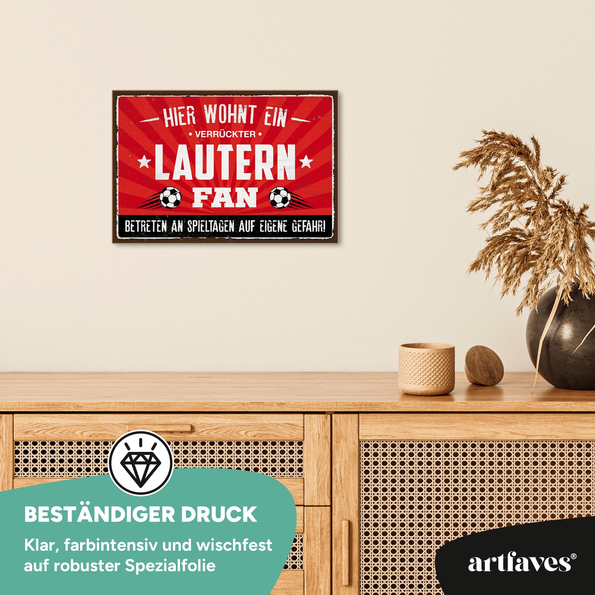 schild-mit-spruch-hier-wohnt-ein-verrueckter-lautern-fan