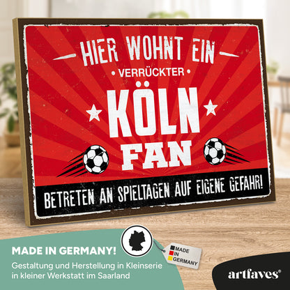 schild-mit-spruch-hier-wohnt-ein-verrueckter-köln-fan
