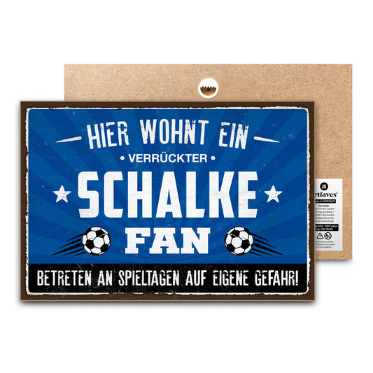 schild-mit-spruch-hier-wohnt-ein-verrueckter-schalke-fan