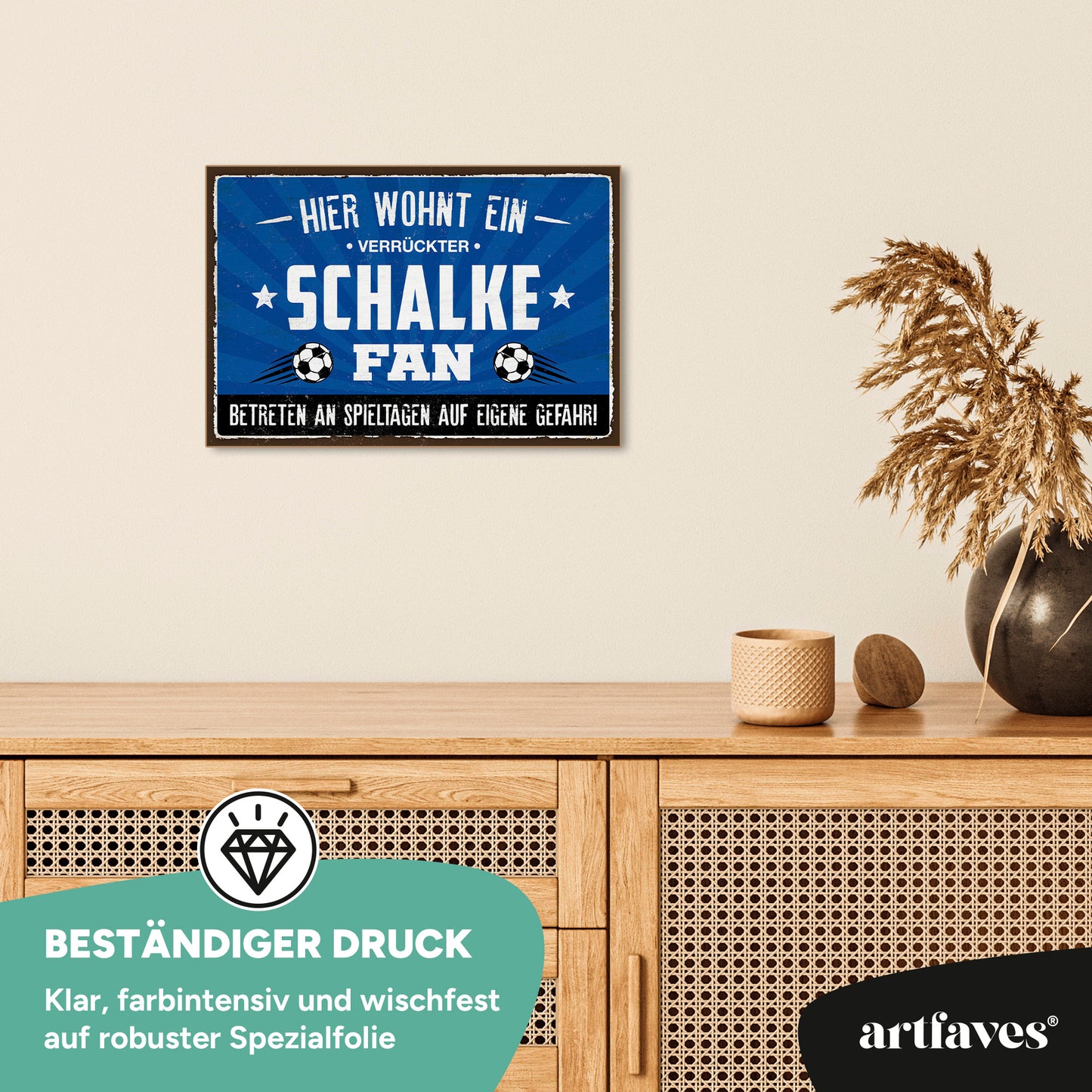 schild-mit-spruch-hier-wohnt-ein-verrueckter-schalke-fan