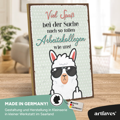 schild-mit-spruch-viel-spaß-bei-der-suche-arbeitskollegen