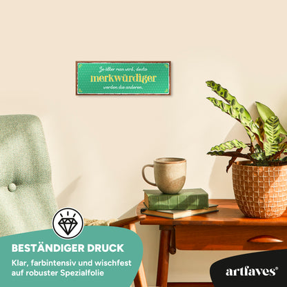 schild-mit-spruch-je-aelter-man-wird-desto-merkwuerdiger-werden-die-anderen