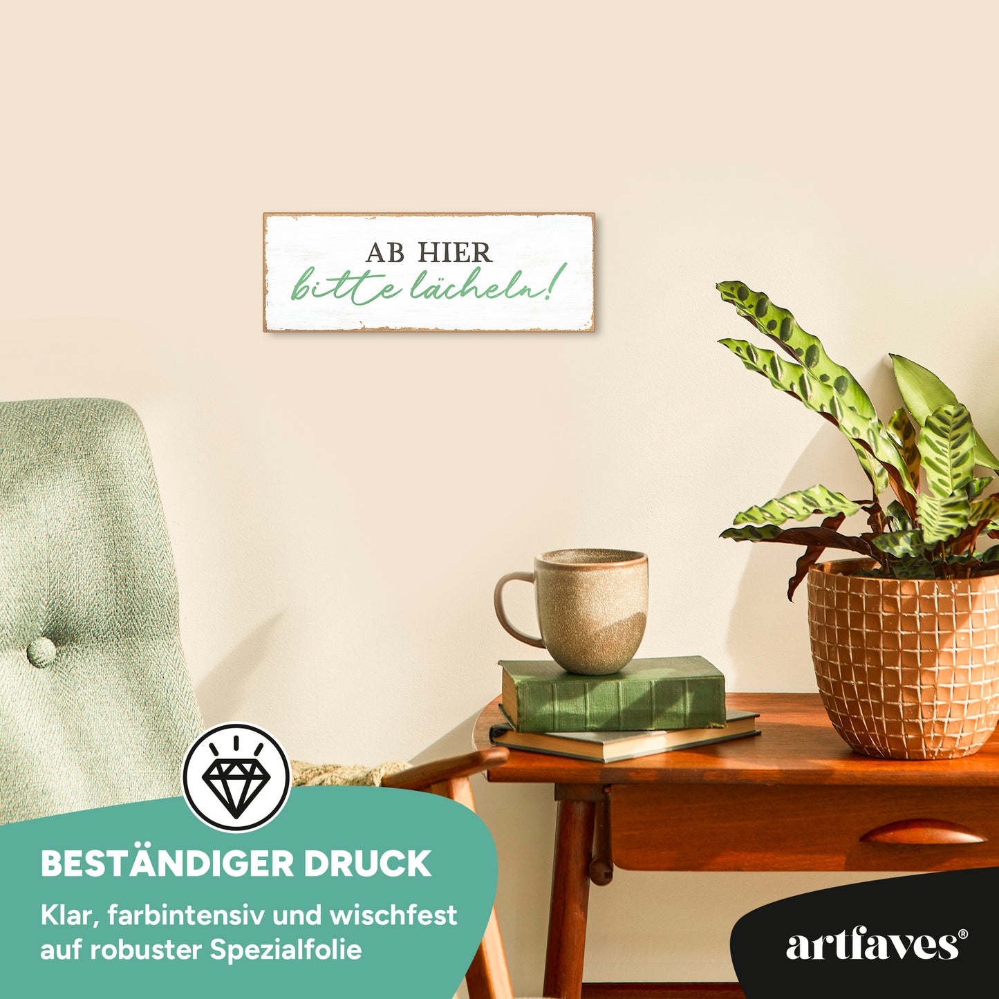 schild-mit-spruch-ab-hier-bitte-laecheln