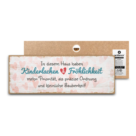 schild-mit-spruch-in-diesem-haus-haben-kinderlachen-und-froehlichkeit-mehr-prioritaet