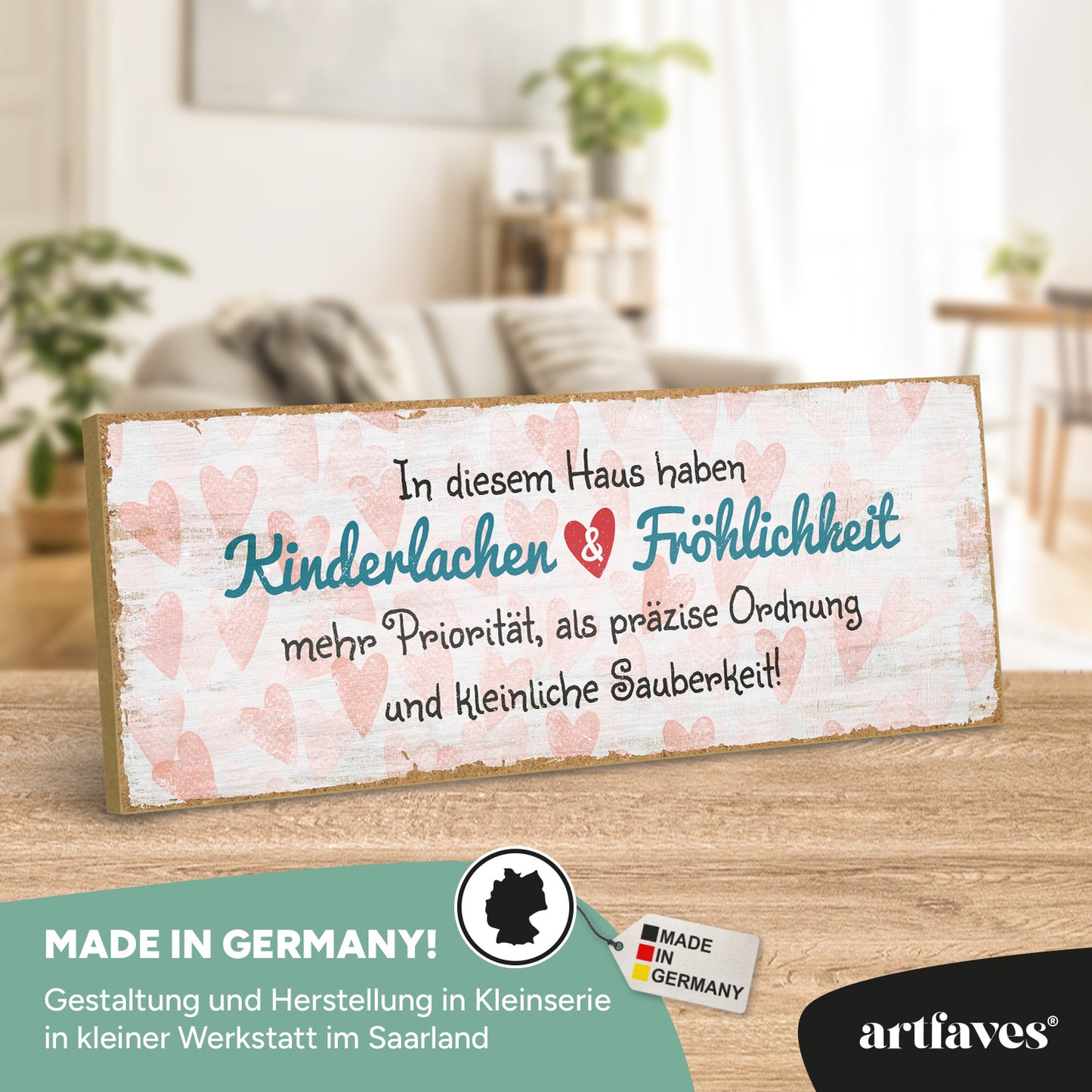 schild-mit-spruch-in-diesem-haus-haben-kinderlachen-und-froehlichkeit-mehr-prioritaet