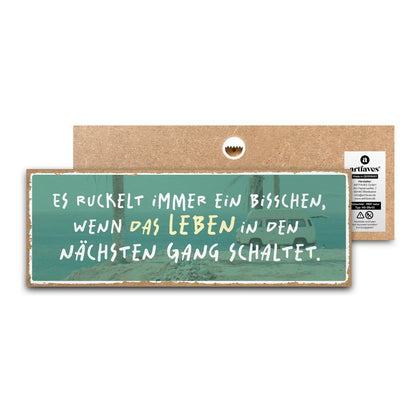 schild-mit-spruch-es-ruckelt-immer-ein-bisschen-wenn-das-leben-in-den-naechsten-gang-schaltet