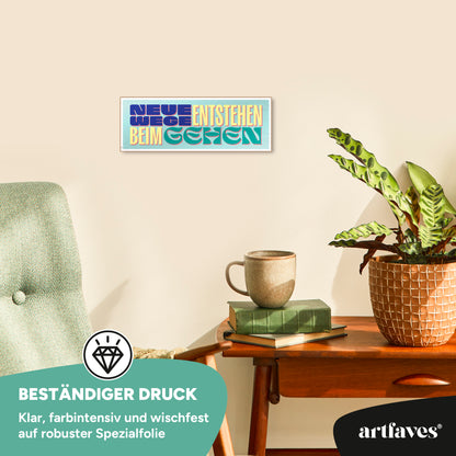 schild-mit-spruch-neue-wege-entstehen-beim-gehen