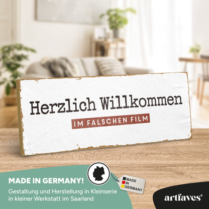 schild-mit-spruch-herzlich-willkommen-im-falschen-film