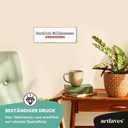 schild-mit-spruch-herzlich-willkommen-im-falschen-film