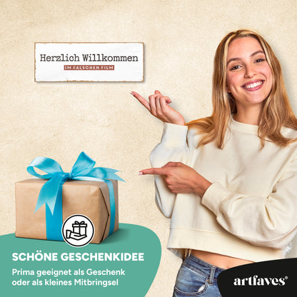 schild-mit-spruch-herzlich-willkommen-im-falschen-film