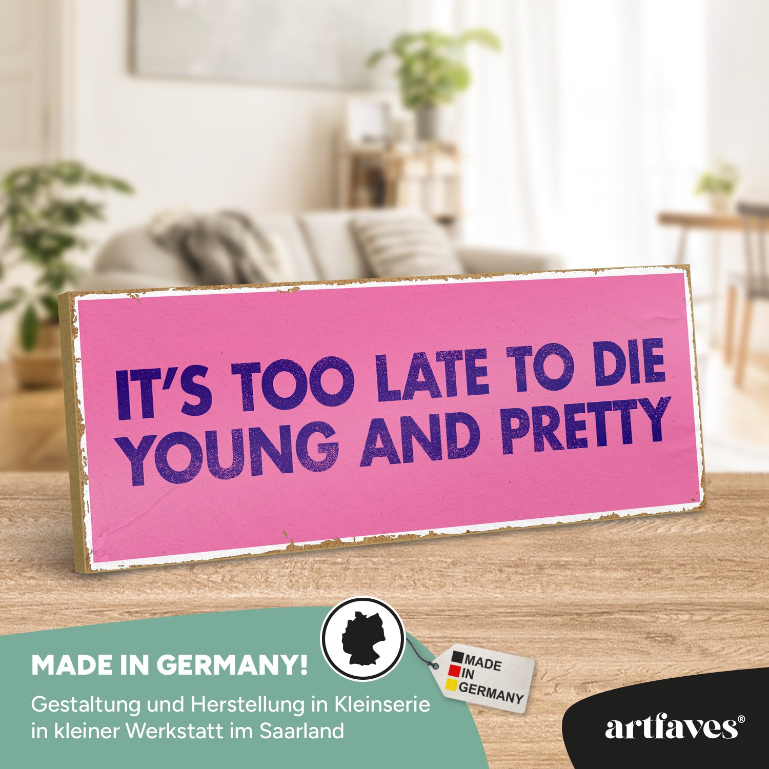 schild-mit-spruch-it's-too-late-to-die-young-and-pretty