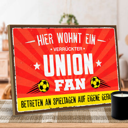 hs-holzbild-mit-spruch-hier-wohnt-ein-verrueckter-union-fan